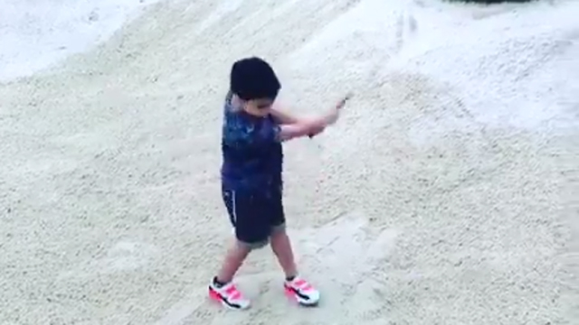 Jason Day's 5-year-old son, Dash, takes after dad on course