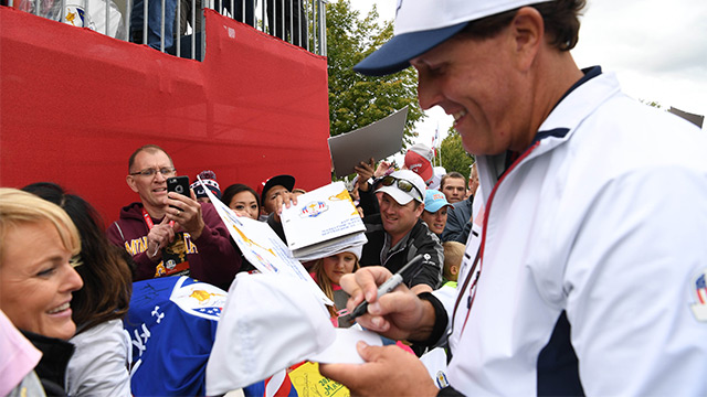 How Phil Mickelson carries on Arnold Palmer's fan-friendly legacy