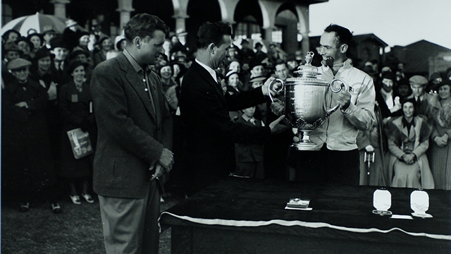 Denny Shute accepts the Wanamaker Trophy (1936).
