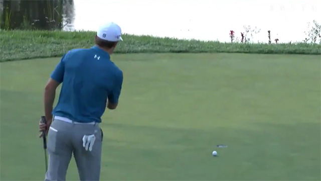 Jordan Spieth misses two difficult putts on consecutive holes... by centimeters 