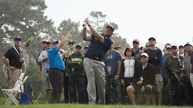 Mickelson takes the lead at Pebble Beach