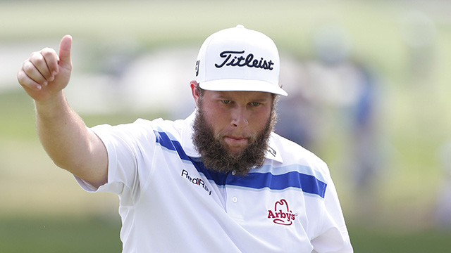 Beef tosses club at RSM classic, lets photographer keep it