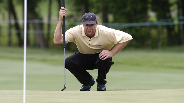 Azinger, one of long putter pioneers, regrets that their time likely near end