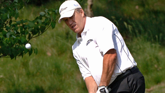 Ex-Bronco Elway calls penalty on self in first start of his senior golf career
