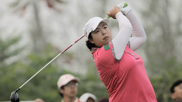 Shanshan Feng leads Lewis by one after third round of Reignwood Classic