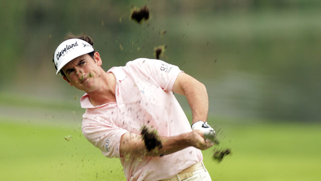 Fernandez-Castano takes three-shot lead in Singapore, reduced to 54 holes