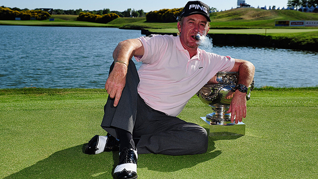 Jimenez wins French Open in playoff on calamitous final day for contenders