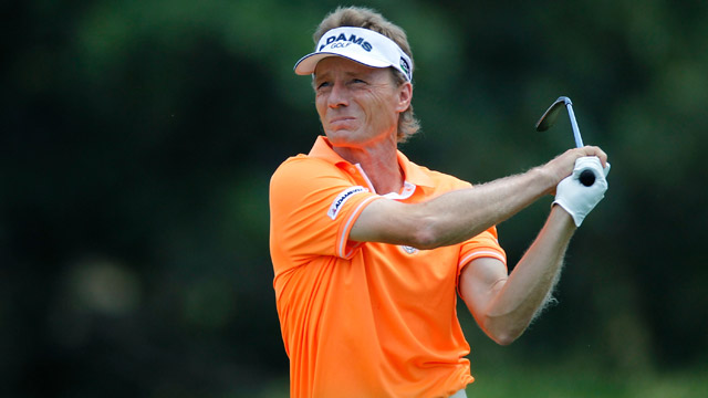 Langer charges to four-shot lead over five players at U.S. Senior Open