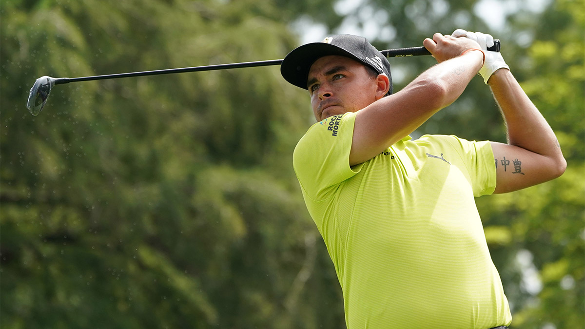 Rickie Fowler wore a yellow shirt to honor Jarrod Lyle. He then shot 65 to lead the PGA Championship