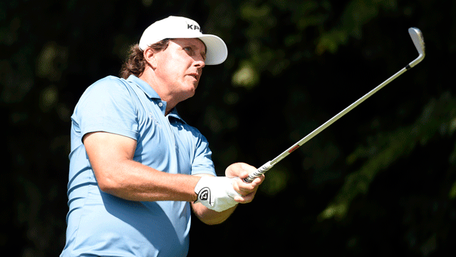 Phil Mickelson's run of birdies has him only two shots off Safeway Open lead