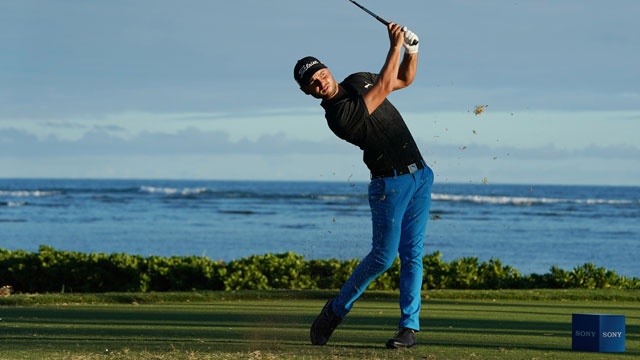 Adam Svensson shoots career-low 61 to take lead at Sony Open