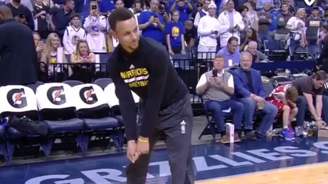 Steph Curry practices his putting on court at Grizzlies game