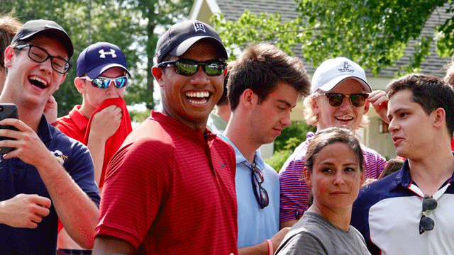 Watch Tiger Woods lookalike interact with fans at the Dell Technologies Championship