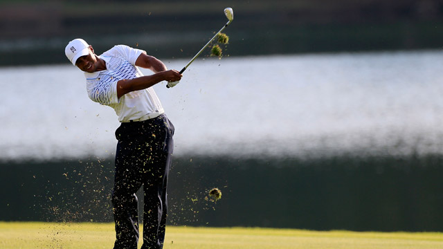 Woods makes early statement, ties for first-day Tour Championship lead